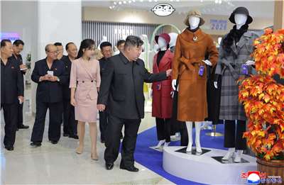 海外社群日前盛傳北韓領導人金正恩因嚴重腦溢血病逝北京，北韓官媒則發布金正恩19日攜女兒視察服裝展的照片。