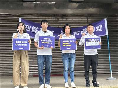 「台灣前進陣線」今天(28日)於立法院群賢樓前，召開「中選會嚴重個資外洩，1,573位候選人身分證字號全曝光」記者會。（趙婉淳 攝）