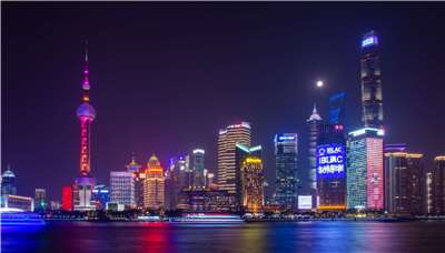 隨著外資持續退出，根據地產機構數據顯示，上海商辦空置率已經上升至全球最高。圖為上海陸家嘴夜景。(Pixabay)