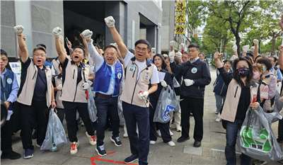 台灣自日本引進「SPOGOMI」，環境部長彭啓明29日親自參加全台首場官方示範暖身賽。(劉品希 攝)