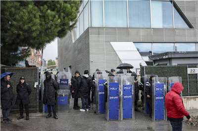 土耳其警方14日清晨搜索親反對派的人民電視台(Halk TV)總部，逮捕11人並停止其直播。