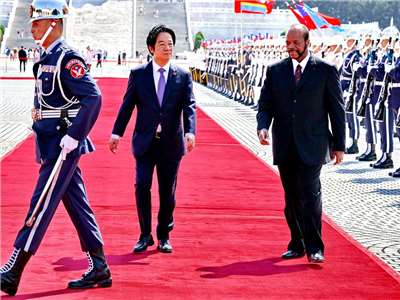 賴清德總統(中)9日上午軍禮歡迎來訪的友邦史瓦帝尼國王恩史瓦帝三世(Mswati III，右) (央廣記者王照坤 攝)