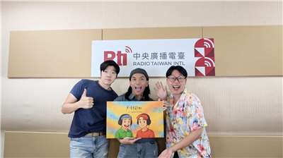 主持人亞特(左)、佑仁(右)與來賓Arase阿拉斯(中)