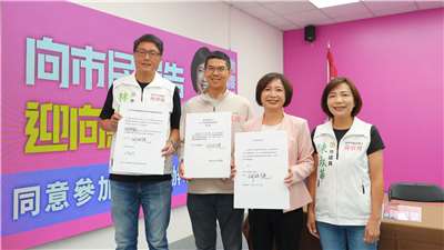 民進黨台中市長參選人、立委何欣純今天(13日)與台中市議會民進黨團總召周永鴻、台中市議員林德宇及陳淑華共同召開「向市民報告，迎向新台中」記者會，她宣布已簽署同意參加5家媒體共同邀請的3場台中市長電視辯論會，並表示自己已經做好準備，期待對手也能儘速同意，透過公開對話把市政願景說清楚，負責任地接受全體市民鄉親的檢驗，讓市民更加瞭解參選人的想法跟願景。(圖：何欣純競選團隊)