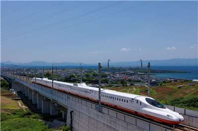日本熊本縣7月28日遭遇的強震重創鐵路，JR鹿兒島本線宇土站到八代站區間10日重啟，代表JR九州的地方鐵路睽違74天全線復駛。(FB@JR九州 鐵道輕旅行)