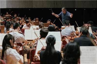 適逢NSO成立40週年，音樂總監準．馬寇爾將於10月31日親自領軍演出馬勒第九號交響曲，帶領樂迷走進馬勒晚年的音樂世界。(NSO提供)