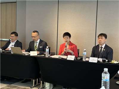 陸委會今天(2日)在台南邀集專家學者，針對「二次川習會後美中經濟科技安全與台灣的戰略選擇」進行座談，陸委會副主委沈有忠(右1)、國安會諮委林志潔(右2)與會聆聽學者建議。（趙婉淳 攝）