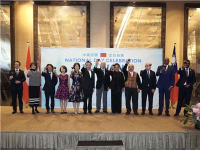 駐日內瓦辦事處與常駐世界貿易組織代表團共同舉辦雙十國慶酒會，與會友邦及當地政要等貴賓上台同賀。（圖：駐日內瓦辦事處提供）
