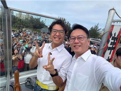 民進黨台北市長參選人沈伯洋(左)今天(25日)上午前進新竹市，合體民進黨新竹市長參選人莊競程(右)一起車掃。(圖：莊競程粉專)