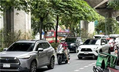 泰國政府計畫自2027年1月1日起，將部分未享租稅優惠的進口電動車稅率提高至至少30%。圖為曼谷街頭的各品牌汽車。