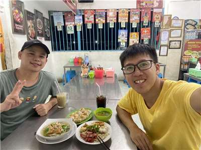 鄧承平(右一)喜愛山口洋的客家美食