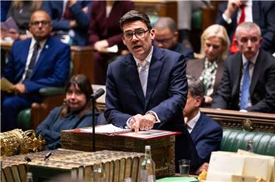 英國首相柏南（Andy Burnham）12日在國會備詢。