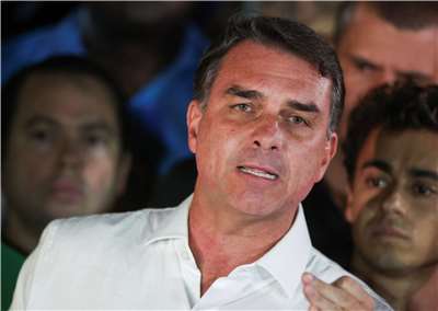 巴西參議員佛拉維歐．波索納洛(Flavio Bolsonaro)在總統決選落敗後發表演說。