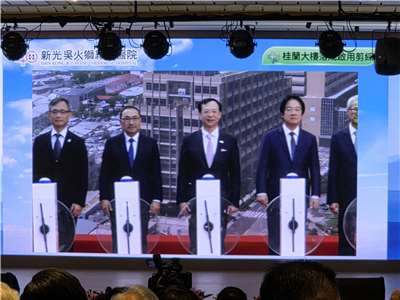 衛福部長石崇良18日出席新光醫院「新光40桂蘭大樓落成典禮」前，回應長者免健保費修法議題。(饒辰書 攝)
