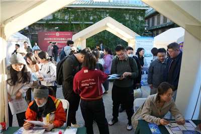中國9月青年失業率為18%，較8月回落0.9個百分點。圖為江蘇衛健委赴校園舉辦人才招聘會。(翻攝微博@健康江蘇微博)