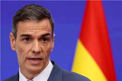 西班牙總理桑傑士(Pedro Sanchez)在首相官邸蒙克洛亞宮(Moncloa Palace)發表演說。