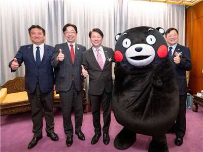 外交部主祕甄國清(中)接見日本熊本縣知事木村敬(左二)、熊本縣議會議長內野幸喜(左一)及「熊本熊」部長 (外交部提供)