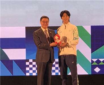 行政院長卓榮泰(左)出席名古屋亞運台灣代表團返國餐會。右為台灣拳擊女將林郁婷。(江昭倫 攝)