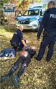 波蘭奧斯特羅文卡市（Ostroleka）一所高職7日發生持刀攻擊事件，造成7人受傷，圖為兩名警察制伏19歲嫌犯。