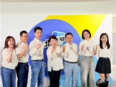 台北市長蔣萬安(左3)力拼連任，邀請台中市長盧秀燕(中)擔任競總主委及5位台北市藍委擔任副主委。(鄭佑漢 攝)