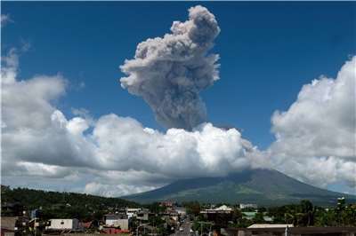 菲律賓「馬永火山」(Mayon Volcano)30日發生持續近6分鐘的「中等強度爆炸式噴發」，菲律賓火山暨地震研究所將警戒從2級調升至3級，並呼籲撤離火山口方圓6公里內的民眾。
