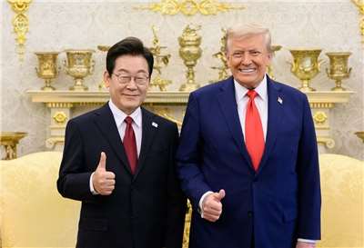 美國總統川普30日宣布，南韓將對美國能源項目投資2千億美元。圖為去年8月，川普在白宮歡迎南韓總統李在明。 (圖:X@WhiteHouse)