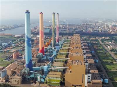 台電表示，台中電廠積極推動增氣減煤，用煤量已從2014年最高峰的1839萬噸，降到2024年的1208萬噸、2025年的1100萬噸，今年將以1050萬噸為目標，降幅超過4成。（台中市政府提供）