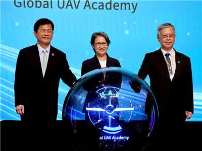 無人機國際學院30日開幕，外長林佳龍、副總統蕭美琴、無人機國際學院董事長李漢銘(圖左至右)主持啟動儀式 (央廣記者王照坤 攝)