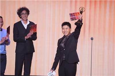 中央廣播電臺主持人內克（吳宇軒）以《宇宙軒嘩道－島嶼音樂祭事》摘下廣播金鐘獎「生活風格節目主持人獎」。(三立電視台提供)