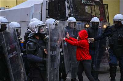阿爾巴尼亞首都地拉那(Tirana)15日爆發警察與學生示威者之間的衝突。