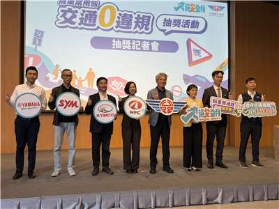 交通部公路局30日在律師見證下，辦理今年交通安全月「機車常用族交通零違規抽獎活動」首波公開抽獎。(吳琍君攝)