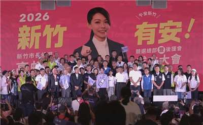 新竹市長高虹安在18日競選總部成立大會上，不僅藍白黨魁都現身力挺，盧秀燕等多位國民黨籍地方首長也都出席。(翻攝FB@高虹安)
