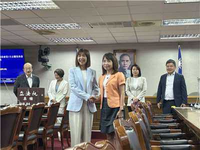 立法院今天(8日)舉行8個常設委員會召委選舉，國民黨團禮讓司法及法制委員會召委給民眾黨立委陳昭姿(前右），陳昭姿在當選召委後，和民進黨籍司法及法制委員會召委張雅琳(前左)一同合影。（趙婉淳 攝）