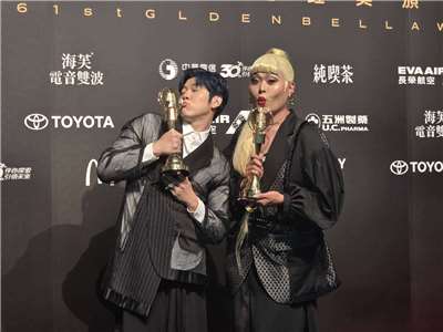 涂佑仁(右)與何家祥(左)以央廣《天頂半節虹》攜手拿下第61屆廣播金鐘獎「藝術文化節目主持人獎」。(江昭倫 攝)