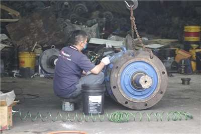 台經院公布，8月製造業景氣轉綠燈 。圖為高雄市鹽埕區馬達製造業者工作一景。資料照。