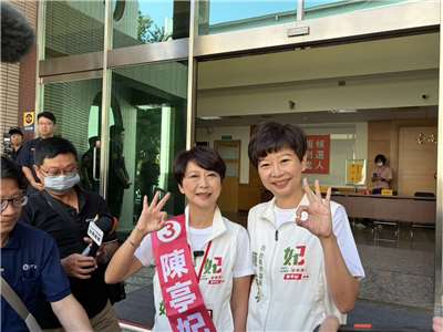 民進黨台南市長候選人陳亭妃(前左)27日在妹妹、競選總部執行總幹事陳怡珍(前右)的陪同下，到台南市選舉委員會號次抽籤，陳亭妃抽中3號。（陳亭妃辦公室提供）