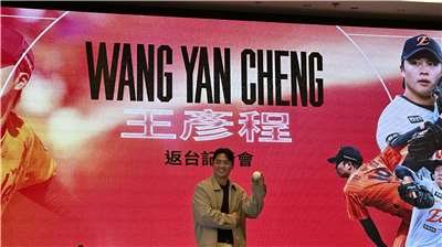 旅韓投手王彥程27日在返國記者會上分享在韓國職棒這一年的心情。(楊雨青攝)