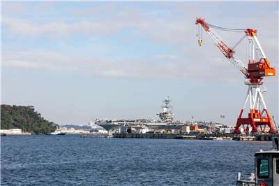 圖為美國海軍核動力航空母艦羅斯福號16日上午駛入駐日美國海軍橫須賀基地。(圖:翻拍自第七艦隊臉書)