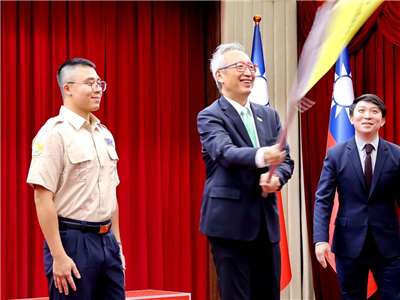 外交替代役21日在外交部舉行專業訓練結訓典禮，外交部政務次長吳志中(中)期許役男出國時要帶著「以自己國家為傲」的榮耀感 (央網記者王照坤 攝)