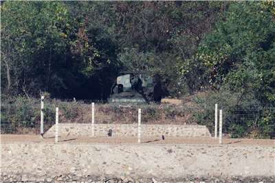 北韓在距離瞭望台僅約1.5公里的開豐郡(Kaepung)海岸邊境地區，部署了疑似122公厘口徑的自走榴彈砲。