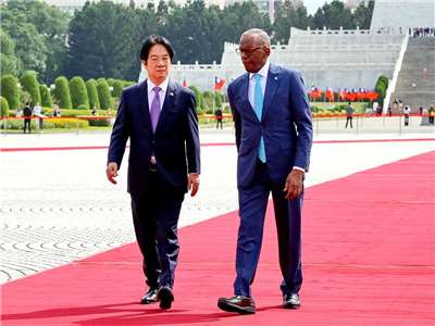 賴清德總統(左)29日以軍禮歡迎聖露西亞總理皮耶(Philip J. Pierre，右) (央廣記者王照坤 攝)