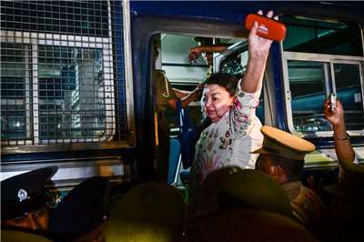 斯里蘭卡前第一夫人希蘭蒂．拉賈帕克薩（Shiranthi Rajapaksa）(中)因為涉嫌貪污，今天（7日）遭到相關當局逮捕，獄警押送她前往監獄。(AFP)