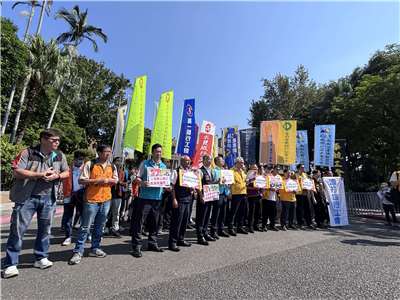 五一行動聯盟13日赴行政院、立法院抗議，要求政府提出勞退修法版本，並呼籲立法院優先審查、提高雇主提繳率。(楊文君攝)