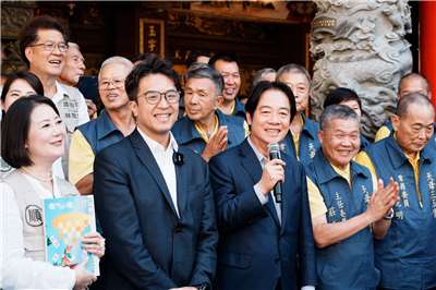 賴清德總統(前中)30日前往「天母三玉宮」參香祈福。(圖：總統府)