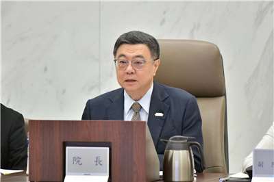 行政院長卓榮泰8日在行政院會中表示，政府規劃普發現金1萬元，讓全民共享AI紅利，並要求各部會提前完成發放整備。(圖：行政院提供)