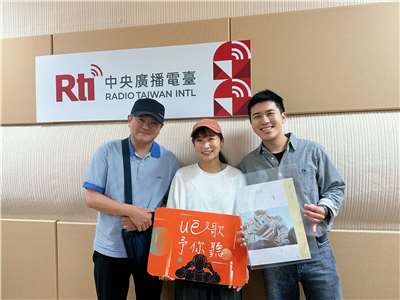 內克與來賓鄭宜雰（中）和黃培育（左）