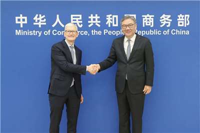 中國商務部長王文濤15日會見剛卸任蘋果公司(APPLE)執行長的庫克(Tim Cook)。 (圖:中國商務部)