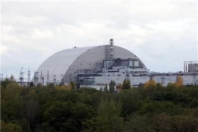 曾發生重大事故的車諾比(Chornobyl)核電廠反應爐上覆蓋有大型防護罩。(維基百科/CC BY-SA 4.0)