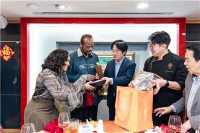 史瓦帝尼王國恩史瓦帝三世國王率團訪問台灣，國慶活動結束後，賴清德總統特別邀請史王一行前往台南，除了參訪陸軍航空飛行訓練指揮部，也安排品嚐道地台菜，並貼心送上6瓶冬瓜檸檬汁讓史王帶回品嚐，台灣美食助攻台史邦交。（圖：總統府提供）