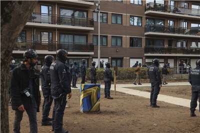 比利時警方24日在布魯塞爾與呼籲改善教育體系的反政府示威者發生衝突，並動用催淚瓦斯與辣椒噴霧。圖為比利時布魯塞爾警察在居民大樓附近站崗。(AFP)